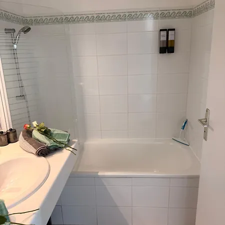 Joelle & Marc 2 Bedrooms Apartment, Near Beach, Ac, Parking Lot